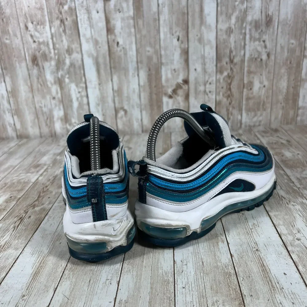 Nike streamlined street material